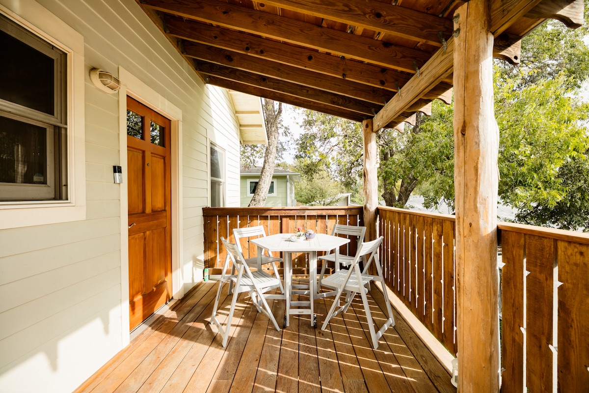 Secluded & central Hyde Park casita | Porch | WiFi