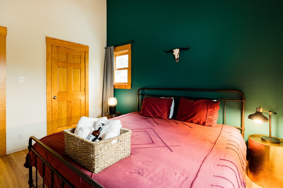 Secluded & central Hyde Park casita | Porch | WiFi
