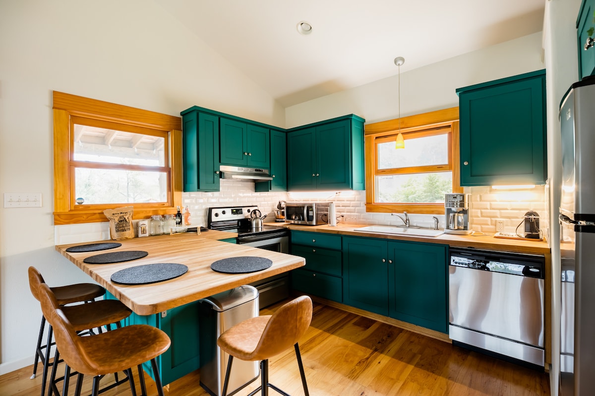 Secluded & central Hyde Park casita | Porch | WiFi