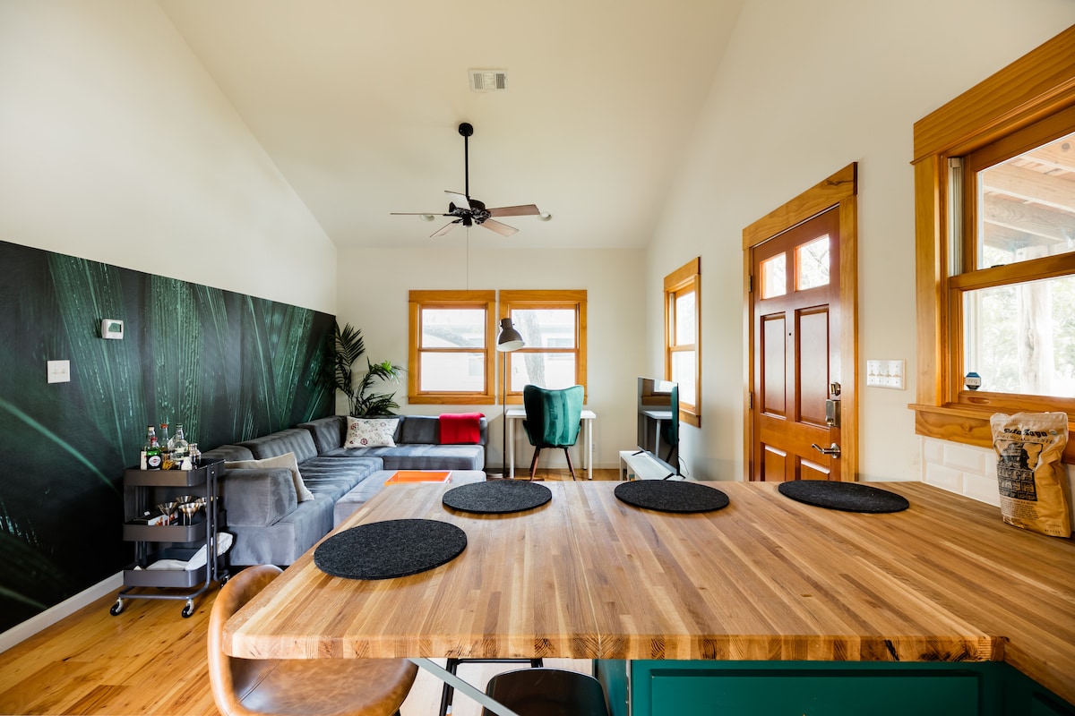 Secluded & central Hyde Park casita | Porch | WiFi