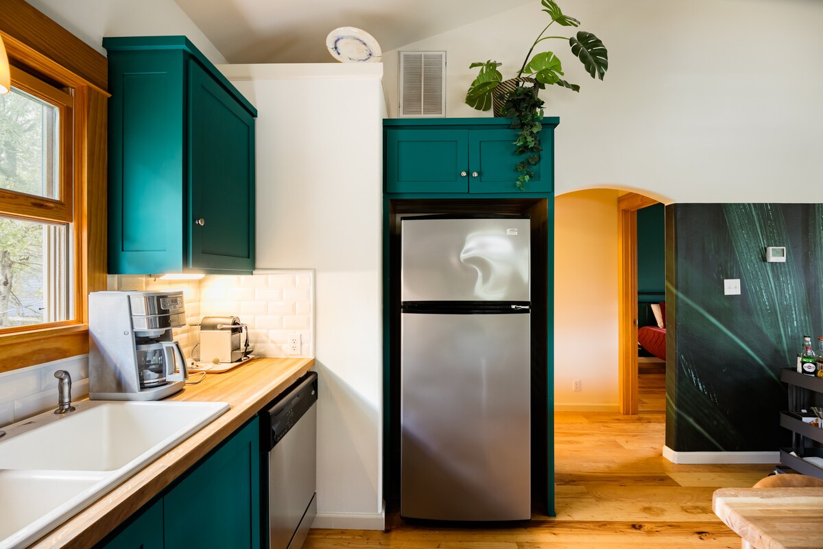 Secluded & central Hyde Park casita | Porch | WiFi
