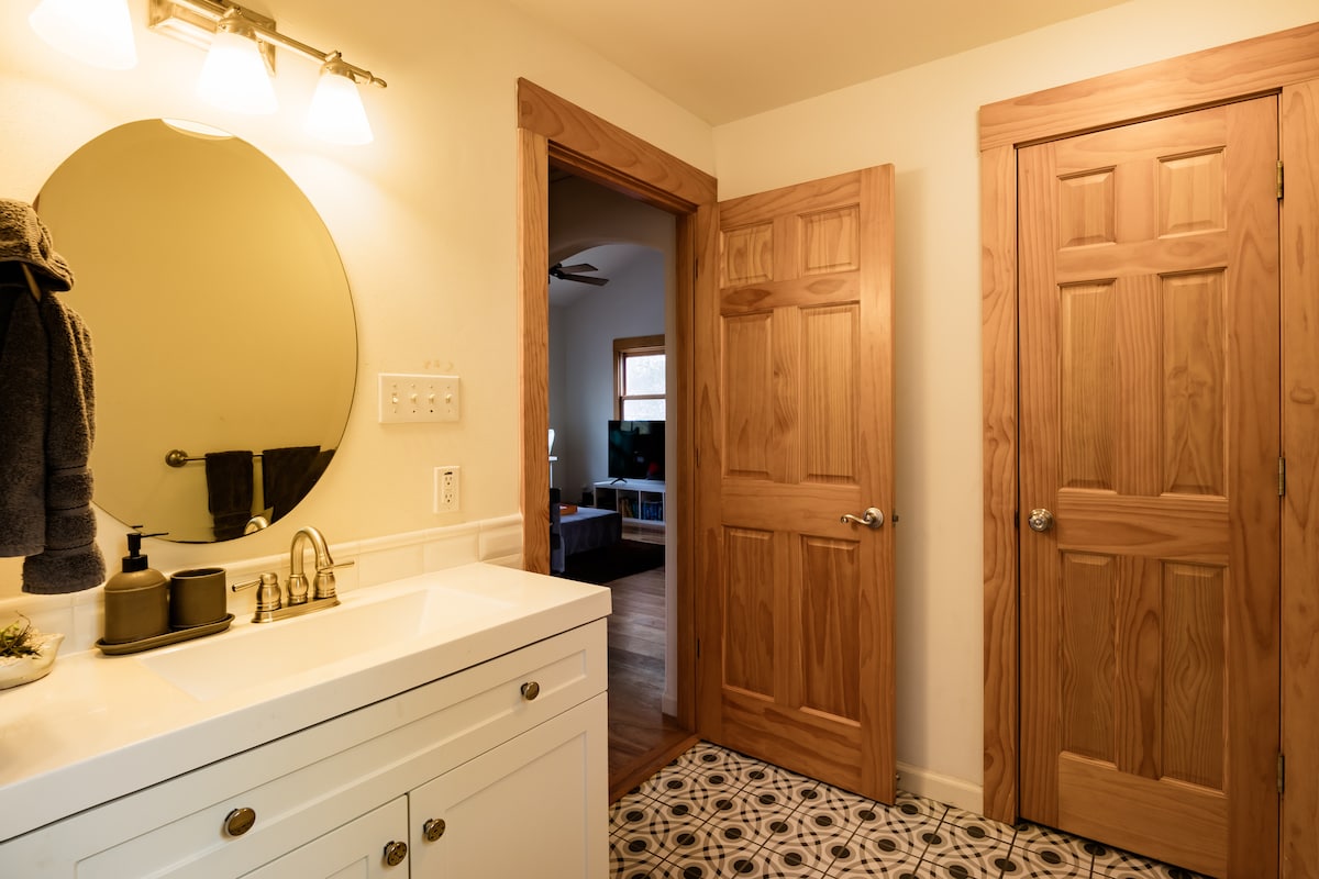 Secluded & central Hyde Park casita | Porch | WiFi