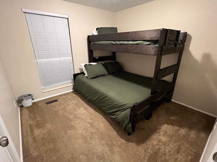 Tercer dormitorio con litera TwinXL sobre litera tamaño queen y armario.