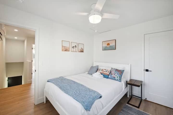 Bedroom 2 - Queen Bed, upstairs
