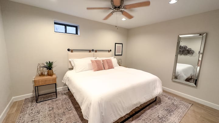 Dormitorio King en la planta baja con espacio para empacar y jugar (disponible bajo petición)