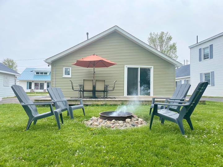 Cozy Cabin by the Lake Cabins for Rent in Houghton Lake, Michigan