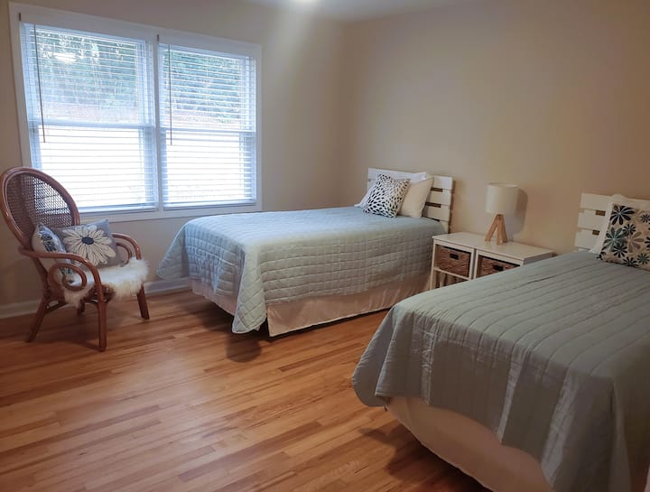 Спалня 3:  две единични легла и обща баня. Турбо зарядна станция, монтирана на всяка табла. 