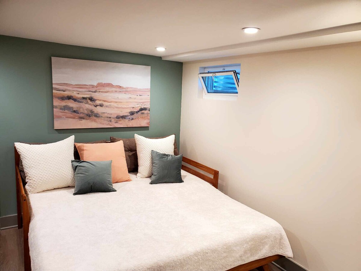 Kitanda cha malkia kinapatikana ikiwa utachagua kuwa na wageni 5 au zaidi.
Kitanda kimoja kinapatikana katika nyumba zote za kupangisha.