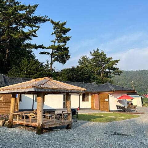 5-minute walk from the sea/barbecue/fire pit/bonfire/tidy