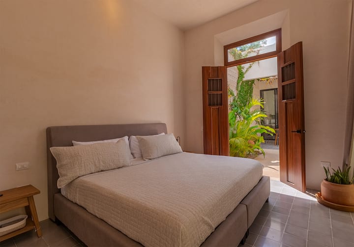 Camera da letto 2.
Un letto king-size e un bagno completo.