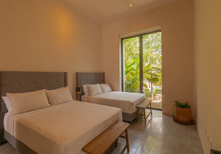 Camera 1.
Due letti matrimoniali, bagno completo.