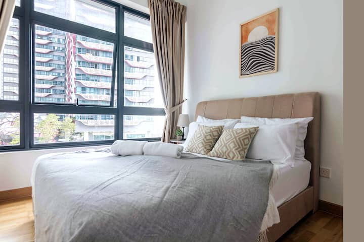 prostrana druga spavaća soba s bračnim krevetom