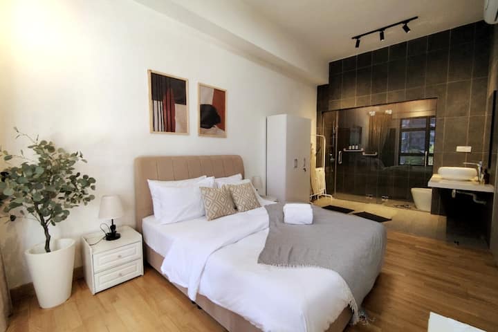 udobna glavna spavaća soba s bračnim krevetom, pričvršćena prozirnim staklenim WC-om i kupaonicom (osiguravamo sklopivu pregradu koja blokira pogled (prikladno za obitelj).