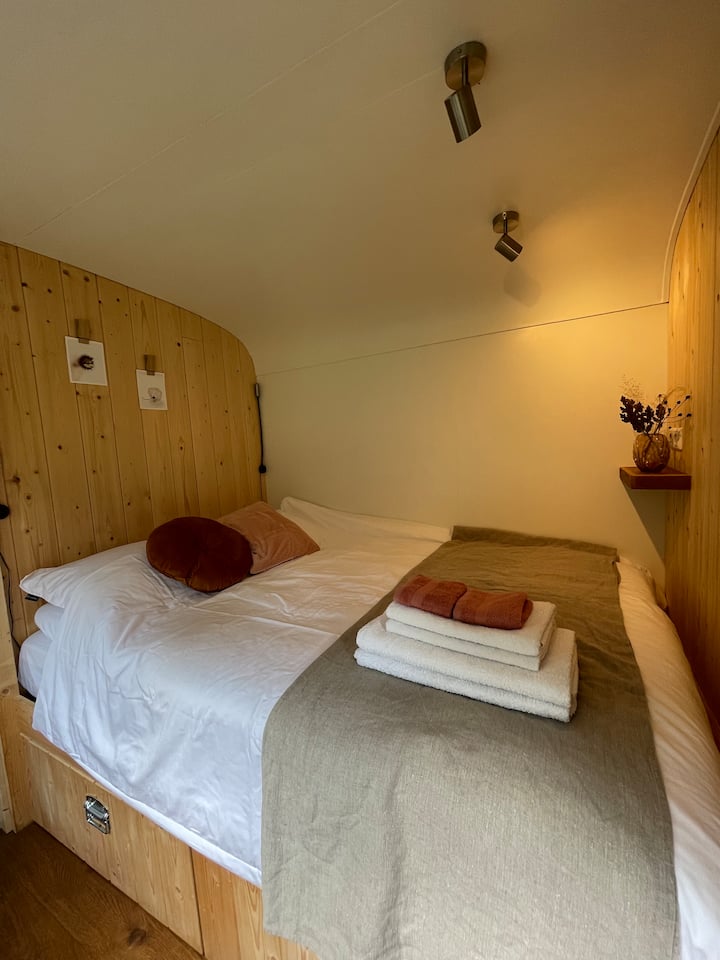 Kitanda cha chumbani kina ukubwa wa angalau 1.40m X 2.20m. kikiwa na droo kubwa kwa ajili ya mizigo yako. Wakati matandiko yanaondolewa, vitanda vyetu vimeandaliwa kwa matandiko safi, yaliyo kavu, ikiwezekana yaliyokaushwa kwenye kamba ya nguo, hivyo vinanukia harufu nzuri ya nje. 