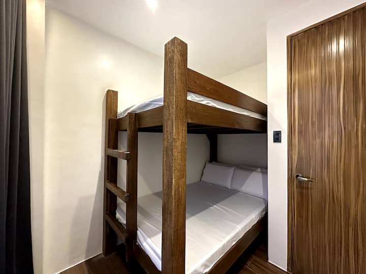 Guest Bedroom 4 (1/f)
2 double-sized beds
* 2-4 pax
