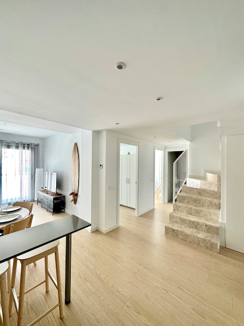Top Airbnb: A duplex penthouse with a private terrace and swimming pool en Vilanova I La Geltrú