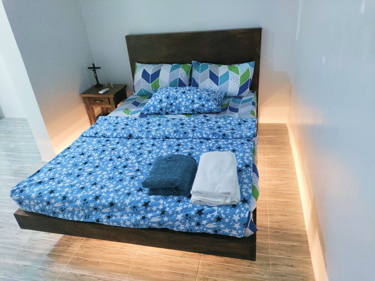 Krevat lundrues me drita të ndezura 