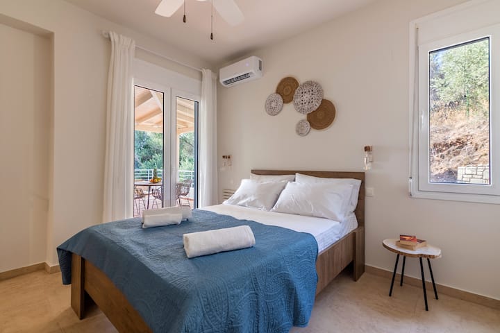 Удобната викендичка со неверојатен поглед, мека постелнина, внимателно избрана за ваша удобност, создаваат совршено место за одмор по еден ден истражување.