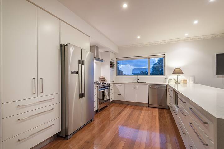 Noosa Heads – Hilltop, Style, Location & Space gallery image 3