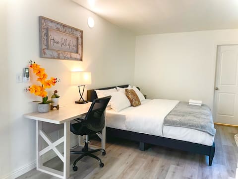 Amazing Studio: Entire place & Free Parking)