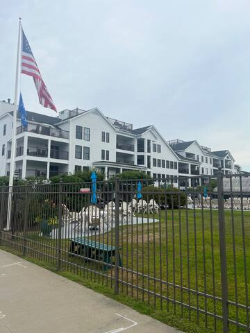 2 Bdrms, 2 pools, best! Avlable only 8.14-28, 2026 gallery image 5