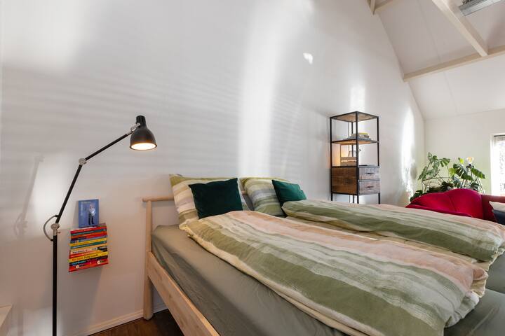 Sleeping space with 160x200 bed.