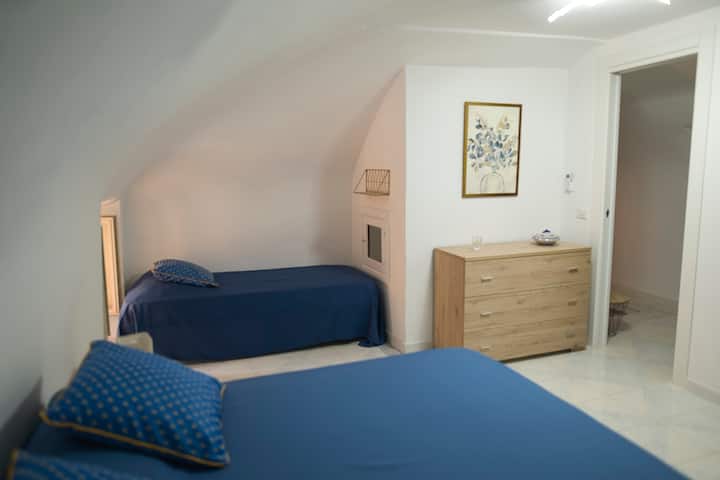 חדר שינה 2 - קומה
אחת מיטה זוגית + מיטת יחיד אחת