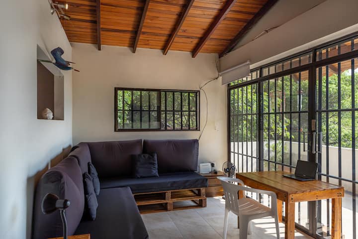 חדר פרטי עם מאוורר ושולחן לעבודה או לאכילה.