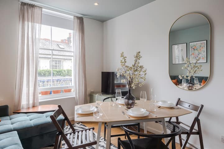 Bijou flat on Broadway Market, photo 3 of 5