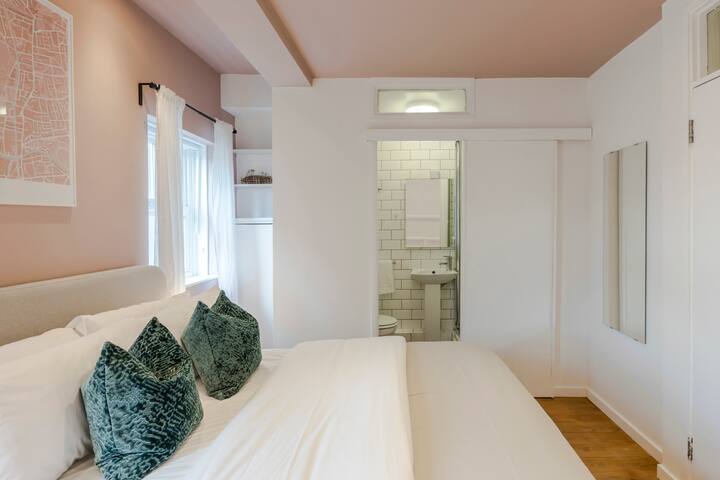 Bijou flat on Broadway Market, photo 2 of 5