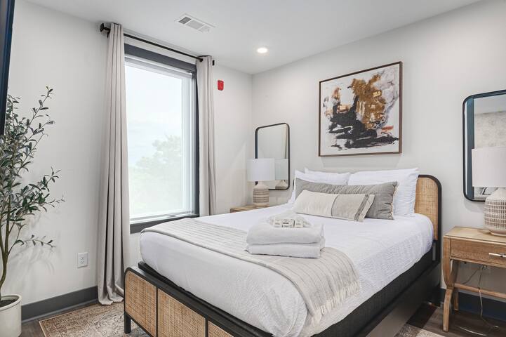 Luxury Downtown | Walk to Broadway | Comfort Beds gallery image 4