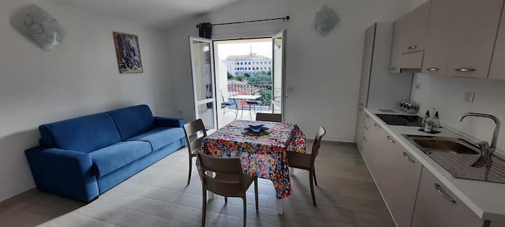 Appartamento Con Terrazzo E Posto Auto Privato. - La Maddalena