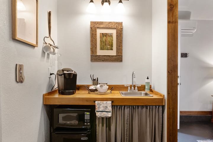 Stylish Urban Guest Retreat - Salem, OR