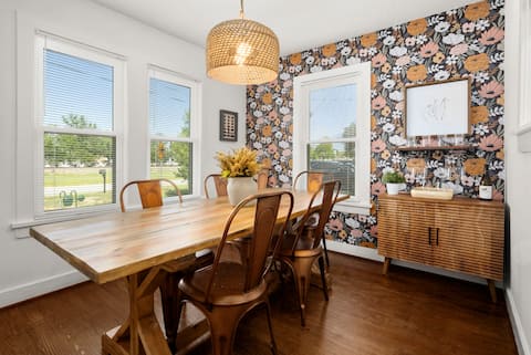 1950s Cottage-steps from dining, coffee, shops