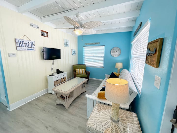 1br Cozy Cottage W/ Pool  Just 3 Min Walk To Beach - Cape Canaveral, FL