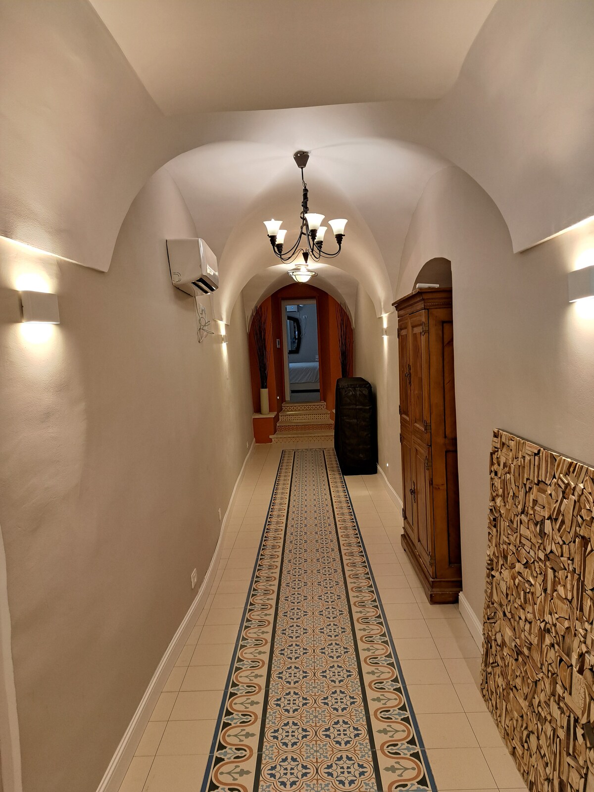 Dorm11m x 2m
You can open 4 single beds
En-suite toilets, showers in bedrooms