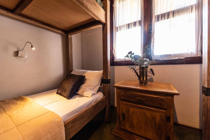 Détails du confort : chaque lit avec lampe de lecture individuelle.