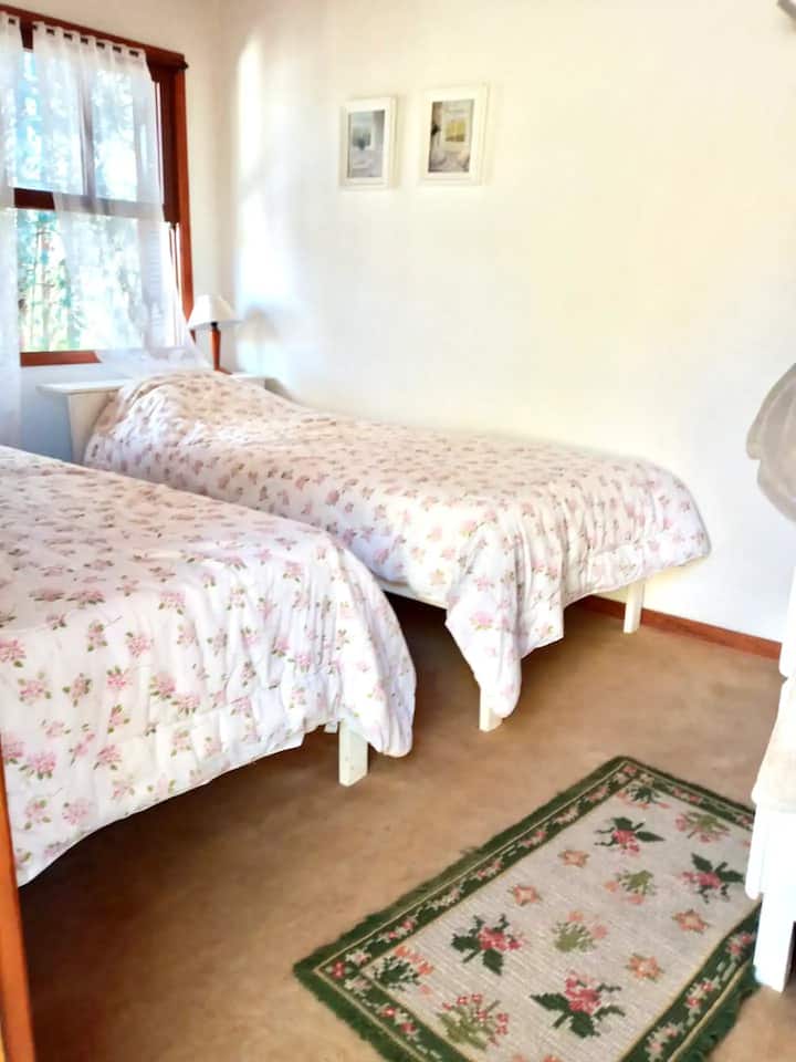 3e chambre de la maison 2 : salle de bain attenante avec 2 lits simples et commode