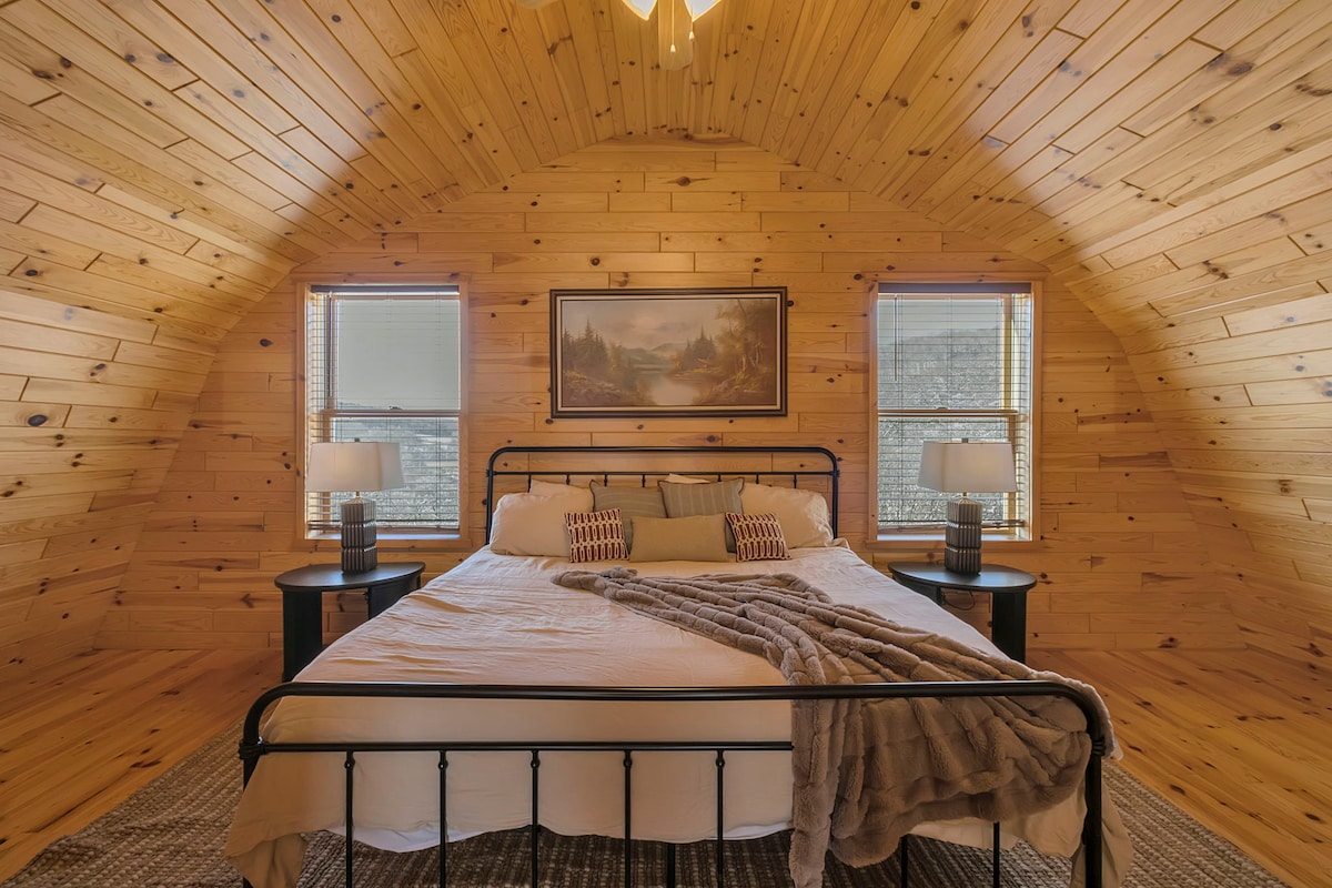 这间卧室在二楼，与主卧室之间有一条小走廊和一扇门。 

这间卧室配有梳妆台和书桌。 