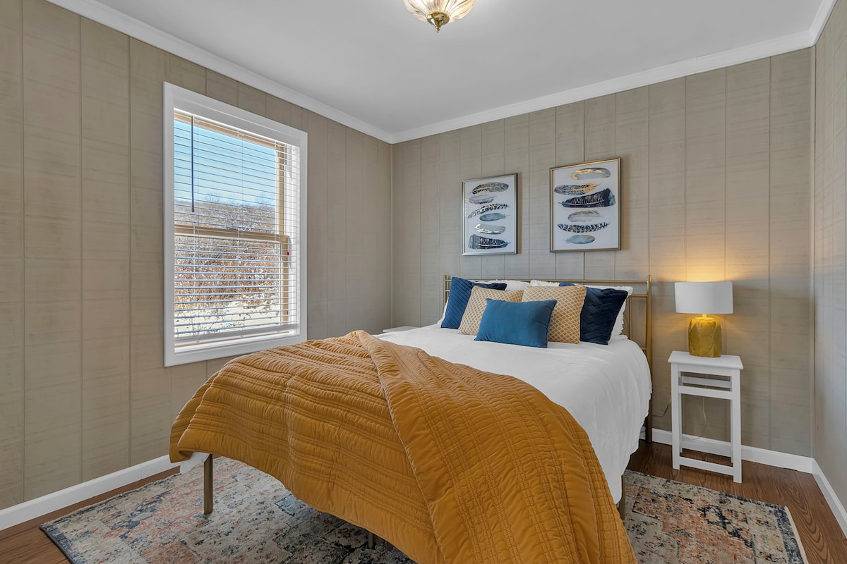 这间舒适的卧室位于一楼，靠近客厅，旁边是全功能卫生间。 窗外景观迷人！

标准双人床和两张茶几。 镜子和挂衣服的挂钩。 