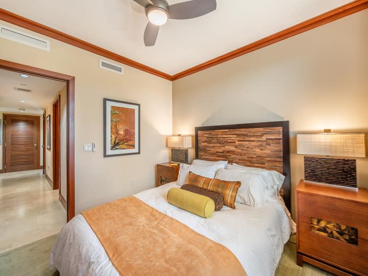 חדר שינה שני עם מיטת קווין סייז.