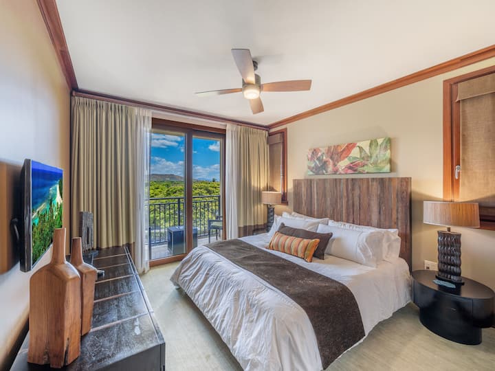 חדר שינה ראשי עם מיטת קינג סייז ולנאי פרטי