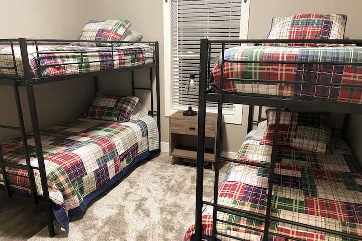 Cuarto dormitorio grande con 2 juegos de literas y colchones de espuma viscoelástica 
