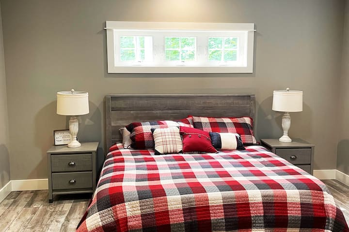 La suite principal con baño principal adjunto es muy espaciosa. Disfrutarás de la gran y lujosa ducha con azulejos de ducha de lluvia.