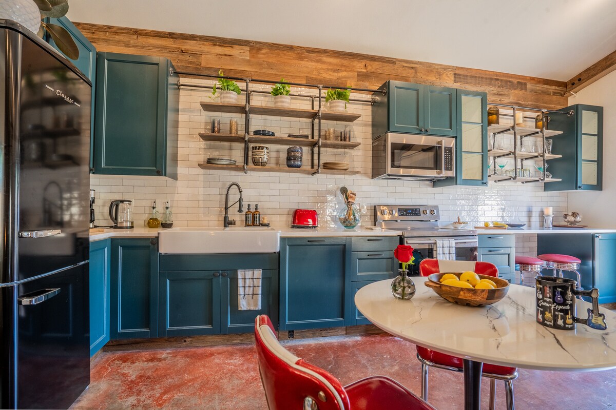 Cozy Austin Stay • Perfect for Couples or up to 6