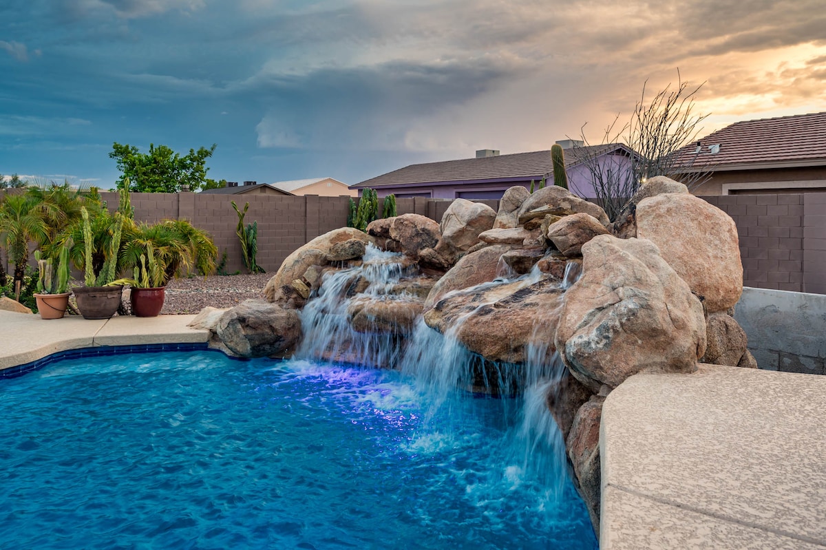 Beautiful backyard oasis w/free heated diving pool - Houses for