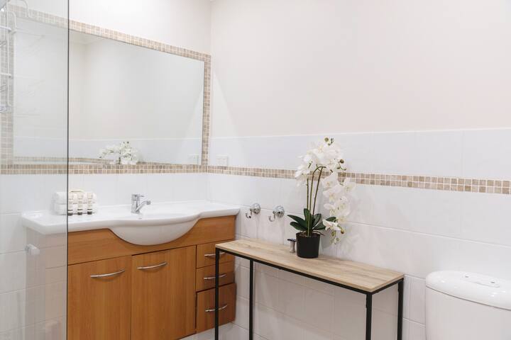 Curl Curl Beach House – Family Oasis with Pool gallery image 5