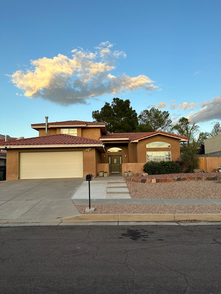 Stylish Getaway 6.1 mi to Balloon Fiesta Park Houses for Rent in