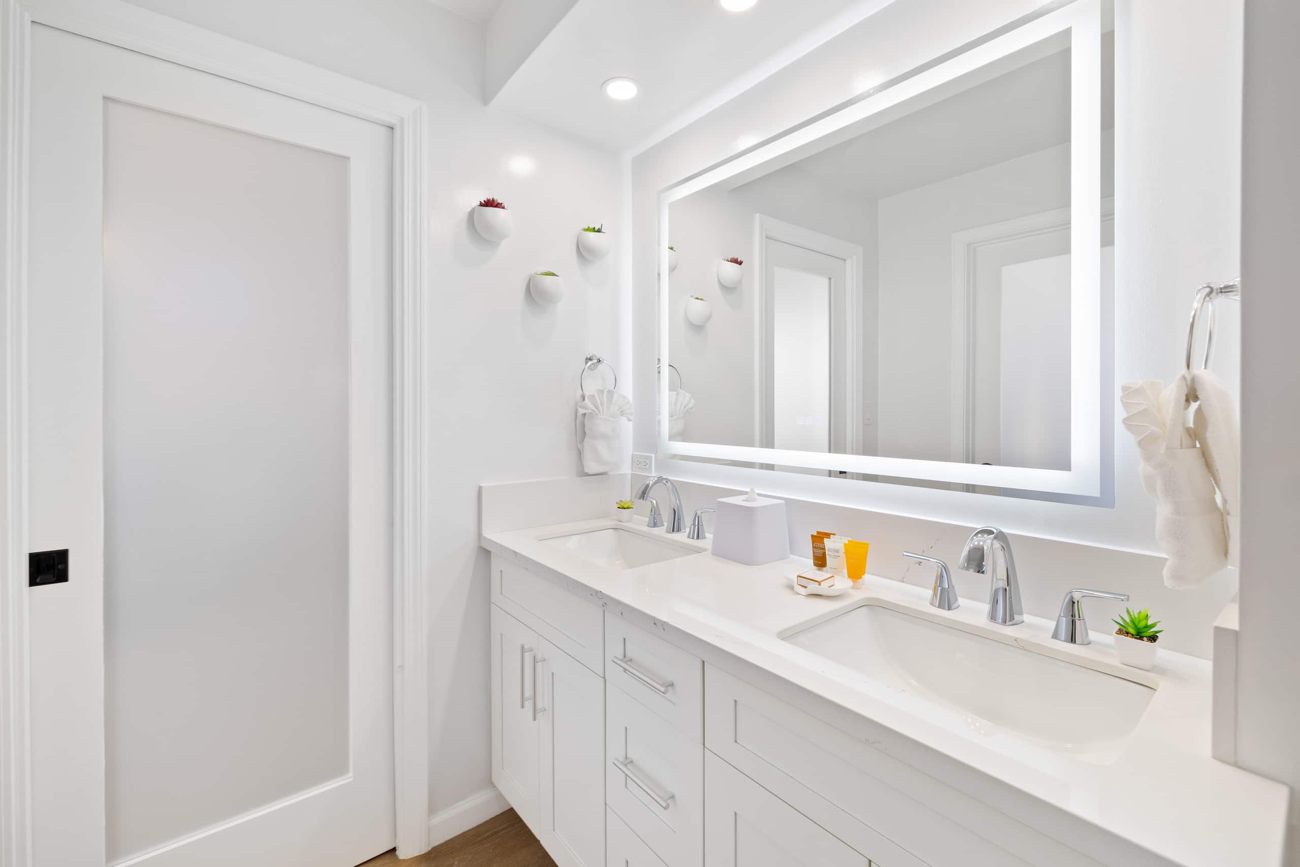 Condo in Honolulu · ★4.9 · 1 bedroom · 2 beds · 1 private bath - Image 32