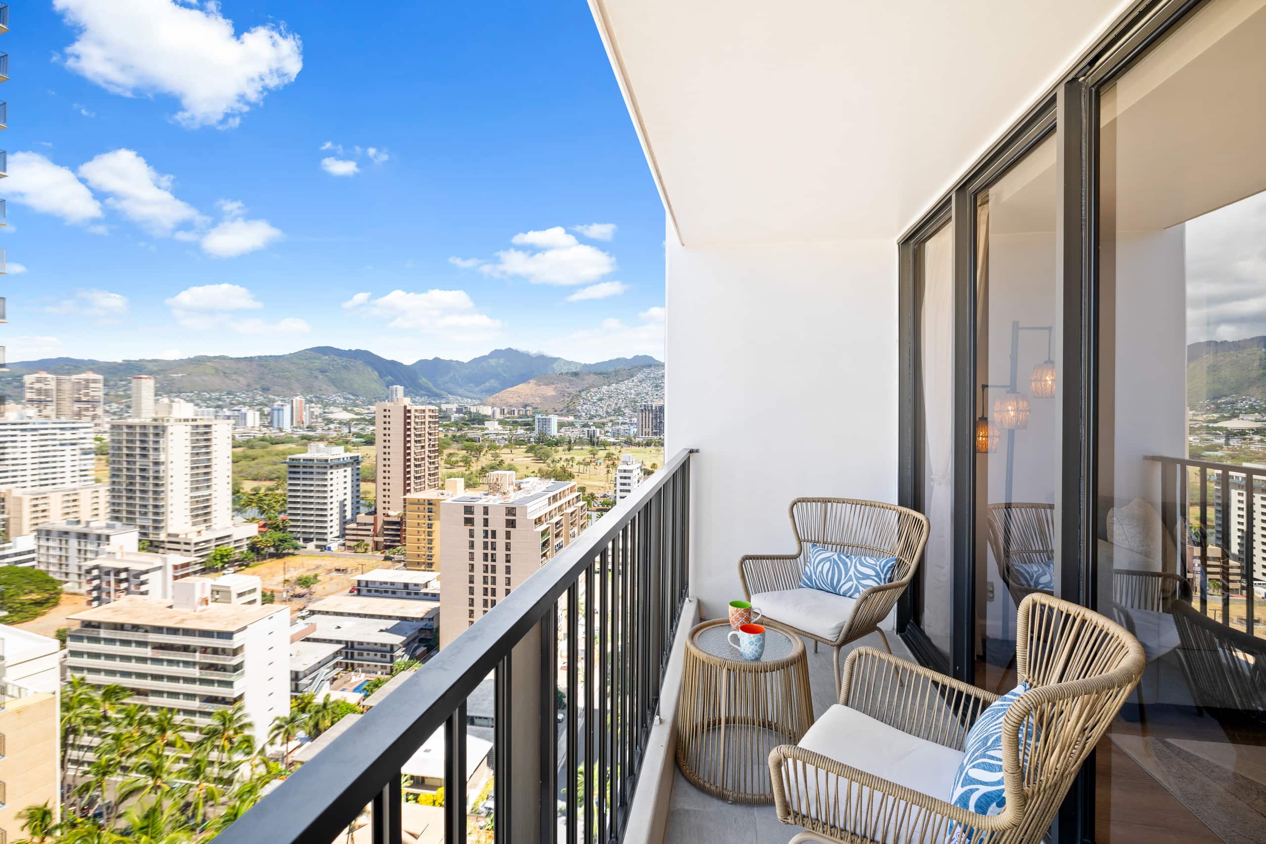 Condo in Honolulu · ★4.9 · 1 bedroom · 2 beds · 1 private bath - Image 40